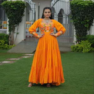 Vestido de seda elegante de diseñador indio Navratri para mujer, vestido largo con espejo, borde de encaje, ropa de fiesta de estilo pakistaní indio - Product Image 1