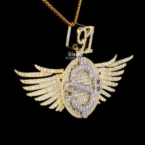 Luxueux pendentif avec logo d'aile personnalisé en or jaune 10Kt avec diamants cultivés en laboratoire de clarté VVS Design unique pour les occasions de fête - Product Image 2