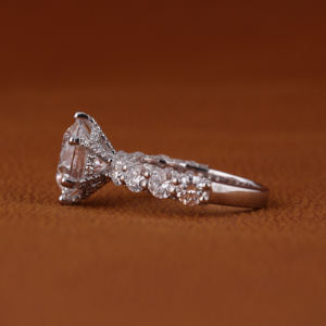 Bague de fiançailles en diamant rond cultivé en laboratoire certifié IGI, sertie pavé, en or blanc massif 14 carats, style tendance, bague d'accentuation pour femme, cadeau - Product Image 3