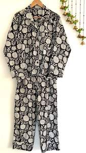 ชุดนอนผ้าฝ้ายแท้100% ลายดอกไม้สีดำและสีขาวสำหรับทุกเพศชุดนอน & ชุดอยู่บ้านสำหรับใช้ในชีวิตประจำวันของผู้หญิง - Product Image 4