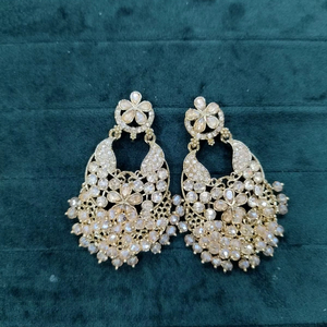 Pendientes de Sombra de Joyería India de Fusión Étnica con Circonita de Corte Asscher, Aleación Chapada en Oro con Forma de Campana para Bodas - Product Image 1