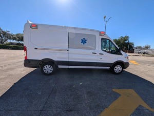 MINT 2016 Transit 3.7L V6 Essence Type II Icu Transit Clinique médicale Ambulance 4x4 Entièrement équipée - Product Image 2