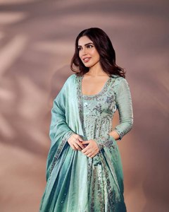 Georgette Anarkali de créateur indien pour femme avec Kurta en soie CHINON sertie d'une longue robe brodée Dupatta pour tenue de fête - Product Image 3