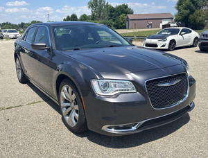 Chrysler 300 Tour 2020 d'occasion en bon état, propulsion arrière, transmission automatique, sièges en tissu, toit ouvrant panoramique, caméra de recul 360° - Product Image 5