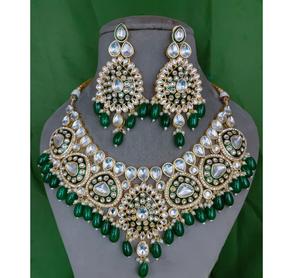 Ensemble de collier et de boucles d'oreilles élégant de qualité supérieure plaqué or avec des pierres Kundan pour la collection de vêtements de mariage pour femmes - Product Image 1