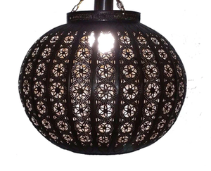 นี่คือโคมไฟแขวนโมเสคสีขาวหลอดไฟหลายหลอดที่สวยงามโคมไฟโมร็อกโกมีจำหน่ายในราคาขายส่ง - Product Image 3