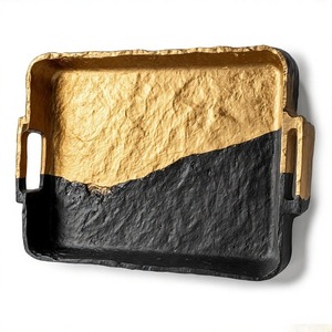 Plateau rectangulaire de luxe en fonte d'aluminium et en bois Moonlit Grace avec poignée d'accent pour les dîners et les occasions festives - Product Image 2