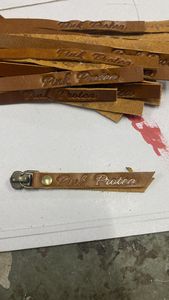 Étiquettes en cuir gaufré sur mesure adaptées aux sacs et aux bagages et peuvent être faites sur mesure dans vos tailles et avec votre logo - Product Image 3