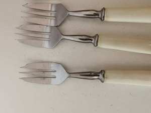 Ensembles de fourchettes élégantes en acier inoxydable doré, idéales pour les fêtes, les mariages, les restaurants, les cafés et l'usage domestique. Vente en gros depuis l'Inde. - Product Image 3