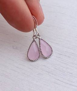 Boucles d'oreilles délicates en quartz rose en forme de goutte, roses, minimalistes, 15 mm, avec fil d'oreille en argent sterling 925, cadeau pour petite amie, douceur - Product Image 1