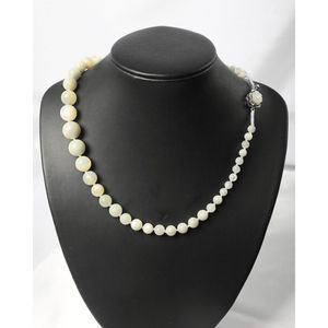 Collier gradué en nacre blanche avec fermoir en or rose - Product Image 6