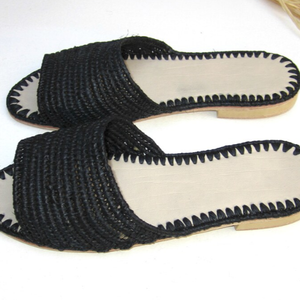 รองเท้าทำด้วยมือโมร็อกโกทำจากใยปาล์มธรรมชาติและฝ่าเท้าหนังแท้ Ziraffia - Product Image 1
