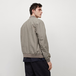 เสื้อแจ็คเก็ตบอมเบอร์มีฮู้ดคุณภาพสูง สกรีนโลโก้ได้ตามต้องการ กันน้ำ ระบายอากาศได้ดี เหมาะสำหรับฤดูหนาว ซิปแบบซอฟต์เชลล์ น้ำหนัก 320 กรัม สำหรับผู้ชาย ใส่ได้ทั้งภายนอกและภายใน - Product Image 3