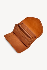 Nuevo diseño de pluma con estampado a mano que rodea una piedra turquesa en la solapa, con tachuelas plateadas y detalles de tejido - Product Image 5