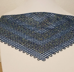 Écharpe en filet perlée à motif chevron, magnifiquement faite à la main, avec larges lignes et franges perlées, style bandana - Product Image 1