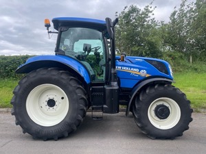 Tracteurs à main d'occasion en bon état disponibles en Autriche à prix avantageux, tracteur New Holland T7225 en vente et prêt à l'exportation dans le monde entier - Product Image 6