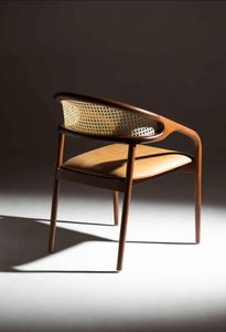 Chaise de salle à manger en bois de teck inspirée du milieu du siècle avec accent de rotin à dossier incurvé et pieds coniques pour un look intérieur élégant et intemporel - Product Image 2