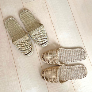 Chaussures en jonc de mer faites à la main tongs pour dames pantoufles plates élégantes de l'usine vietnamienne - Product Image 1