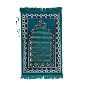 Tapis de prière islamique traditionnel en soie avec de motifs floraux élégants, des bordures décoratives et des coutures fines - Product Image 2