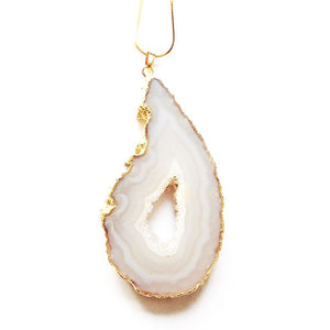 Pendentif indien artisanal en agate druzy, pierre précieuse de style New Age - Product Image 1