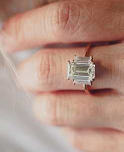 Anillo de diamante Moissanite de corte esmeralda alargado de 6 quilates con lados de corte Baguette Anillo de compromiso clásico de tres piedras - Product Image 1