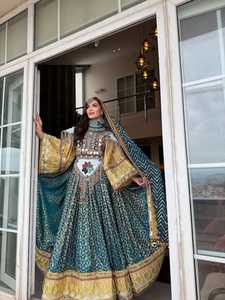 Robe de bal afghane sur mesure, faite main, broderie perlée, dernier design, style Kuchi tribal vintage, en satin, lin et sequins naturels - Product Image 2