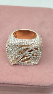Anillo de fiesta de lujo con letras personalizadas en plata de ley 925 con pavé de diamantes de moissanita VVS para unisex. - Product Image 3