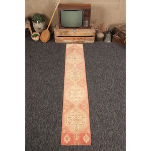 Alfombra vintage de 1.4x7.7 pies (42x234 cm), geométrica rosa con elementos florales, alfombra turca - Product Image 1