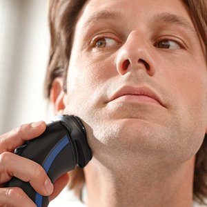 Afeitadora Eléctrica Rotativa de Triple Cuchilla, Negra y Azul, Recargable con Batería de Litio-Ion, 35 Horas de Autonomía, IPX7, Mini Afeitadora Corporal - Product Image 5