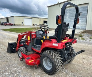 รถแทรกเตอร์ล้อยางขนาดเล็กสีแดง ปี 2024 เครื่องยนต์ดีเซล 20 แรงม้า ยี่ห้อ Massey Ferguson รุ่น GC1725M พร้อมที่ตักด้านหน้า ระบบขับเคลื่อน 4 ล้อ สำหรับงานเกษตร ใช้ระบบเกียร์ขับเคลื่อน - Product Image 3