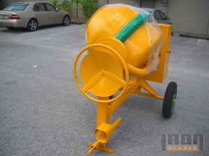 Bétonnière portative jaune avec tambour et conception à trois roues pour usage en construction - Product Image 6