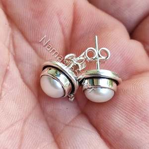 Boucles d'oreilles en perles d'eau douce, faites à la main, minimalistes, en argent sterling, cadeau d'anniversaire, de Noël pour elle - Product Image 5
