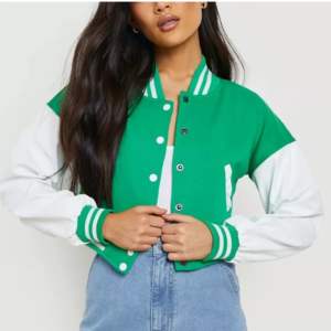 Vestes universitaires Letterman Green Crop & Short Style avec logos personnalisés et couleurs de la veste universitaire pour femme - Product Image 1