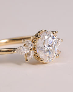 Bague de fiançailles en diamant taillé ovale 10x8mm | Grappe florale de pierres latérales marquises | Mariage de mariée en argent sterling plaqué or 18 carats - Product Image 4