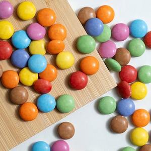 Boutons de chocolat S-marties Nestlé S-marties Chocolat au lait coloré avec enrobage croquant, pot de 200g - Product Image 5