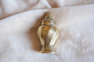 Service de salière en laiton doré fabriqué à la main avec une sensation traditionnelle et une forme compacte, parfait pour un repas élégant de tous les jours - Product Image 4