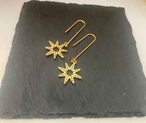 Pendientes chapados en oro de latón de diseñador, pendientes de estrella de circonita cúbica dorada, hermosos pendientes estampados de estrella para fiesta de boda, Hldi , Mehendi - Product Image 1