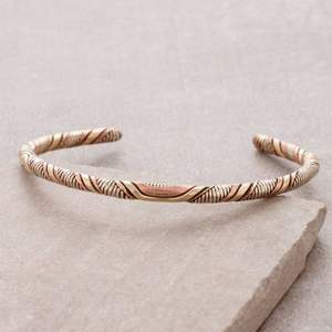 Producto de joyería de pulsera de cobre desarrollado para la obtención de accesorios de moda globales con énfasis en durabilidad y artesanía. - Product Image 4
