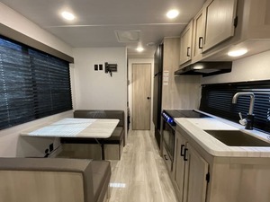 Nouvelle caravane de camping East To West S-i-l-v-e-r Lake 2400BH 2025 à vendre - Product Image 5
