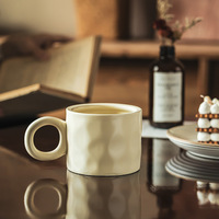 Nouvelle arrivée avec surface martelée tasse en céramique inégale tasse de petit déjeuner avec poignée