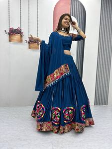 Dernier créateur en pur coton Gamthi Work Lehenga Choli by FabZone Vêtements indiens et pakistanais - Product Image 5