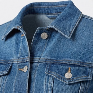 Veste en jean pour homme, style streetwear tendance, coupe courte, ourlet déchiré, boutons sur le devant, look moderne et jeune, mode - Product Image 4