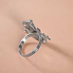 ชุดแหวนรองผ้าเช็ดปากรูปตุ๊กตาหิมะ ทำจากทองเหลืองแท้ ทนทาน ขนาด 4.5 ซม. ของตกแต่งโต๊ะหรูหรา สีเงิน ประดับมุกและคริสตัล เหมาะสำหรับร้านอาหาร คริสต์มาส - Product Image 4