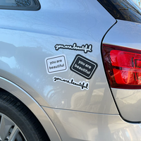 Panneau magnétique imprimé laminé personnalisé avec logo automatique découpé en vinyle Panneau magnétique promotionnel pour camionnette magnétique pour camions
