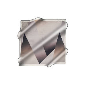 Pañuelo Cuadrado de Seda con Estampado Geométrico Beige, Diseño Digital para Primavera, Verano y Otoño - Product Image 2