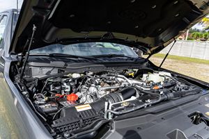 Ford F-350 Super Duty Platinum Tremor Crew Cab 4x4 2024, Gasolina, Bajo Kilometraje - Product Image 6