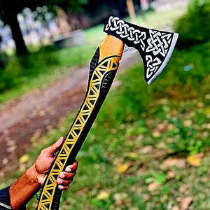 Hache viking artisanale avec manche en bois de frêne gravé et fourreau en cuir avec gravure sur la tête - Product Image 2