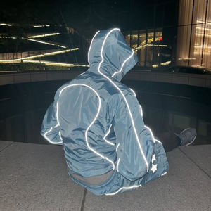 Conjunto Deportivo Personalizado para Hombre, Chaqueta Cortavientos Impermeable Reflectante con Cierre de Cremallera de Poliéster y Nailon, y Pantalones Cortos - Product Image 3