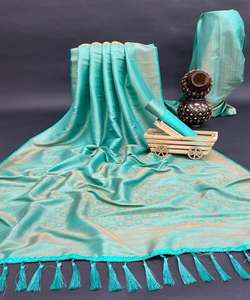 Sari indien traditionnel en soie et rayonne brodé avec tissu en velours pour la saison des mariages - Product Image 1