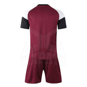 Uniforme de football personnalisé de haute qualité, couleur personnalisée, adultes, 100% polyester, respirant, séchage rapide, léger, manches courtes, noms d'équipe et logos personnalisés - Product Image 2
